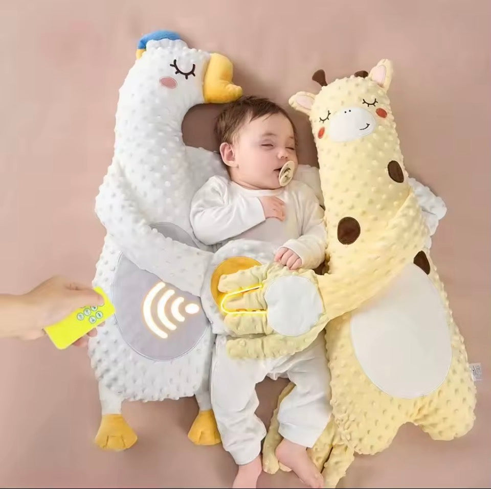 Almohada calmante jirafa amarilla con palmaditas automáticas para recién nacido – vista completa en cuna
