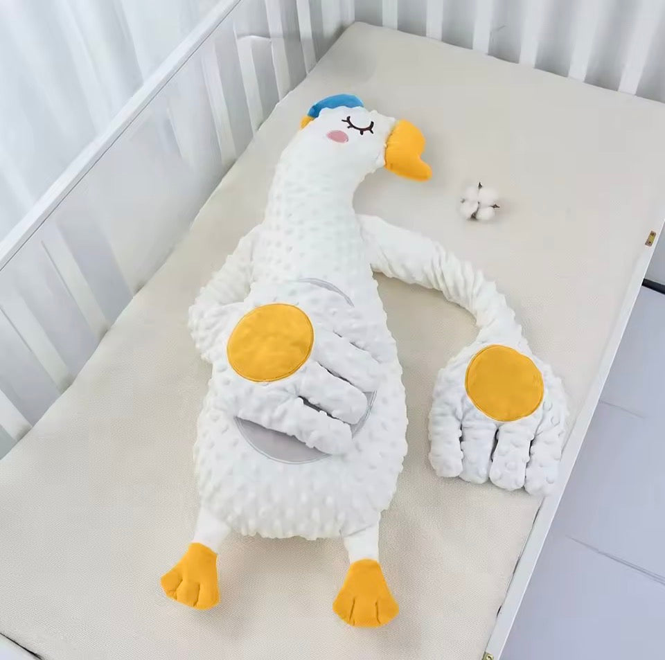 Almohada pato blanco con sistema de palmaditas automáticas para bebé – diseño minky suave en cuna blanca